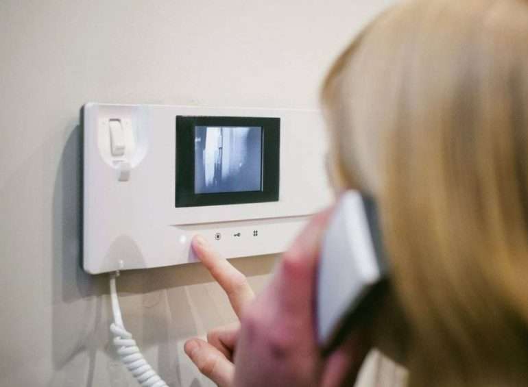 Почему установка видеодомофона повышает качество городской жизни