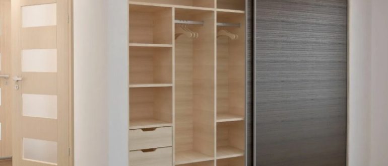 Шкафы на заказ в Тюмени: что лучше для квартиры и дома — встроенный или корпусный, и как учесть неровности стен