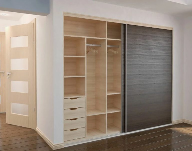 Шкафы на заказ в Тюмени: что лучше для квартиры и дома — встроенный или корпусный, и как учесть неровности стен